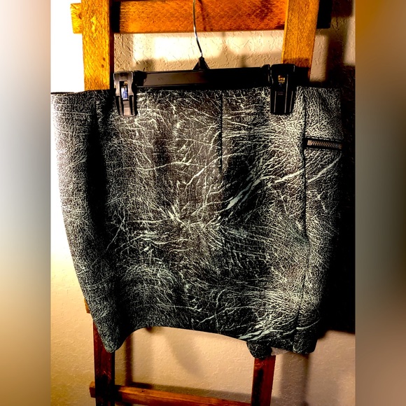 Guess Front Split Zipper Design Skirt Size Large - Picture 5 of 5